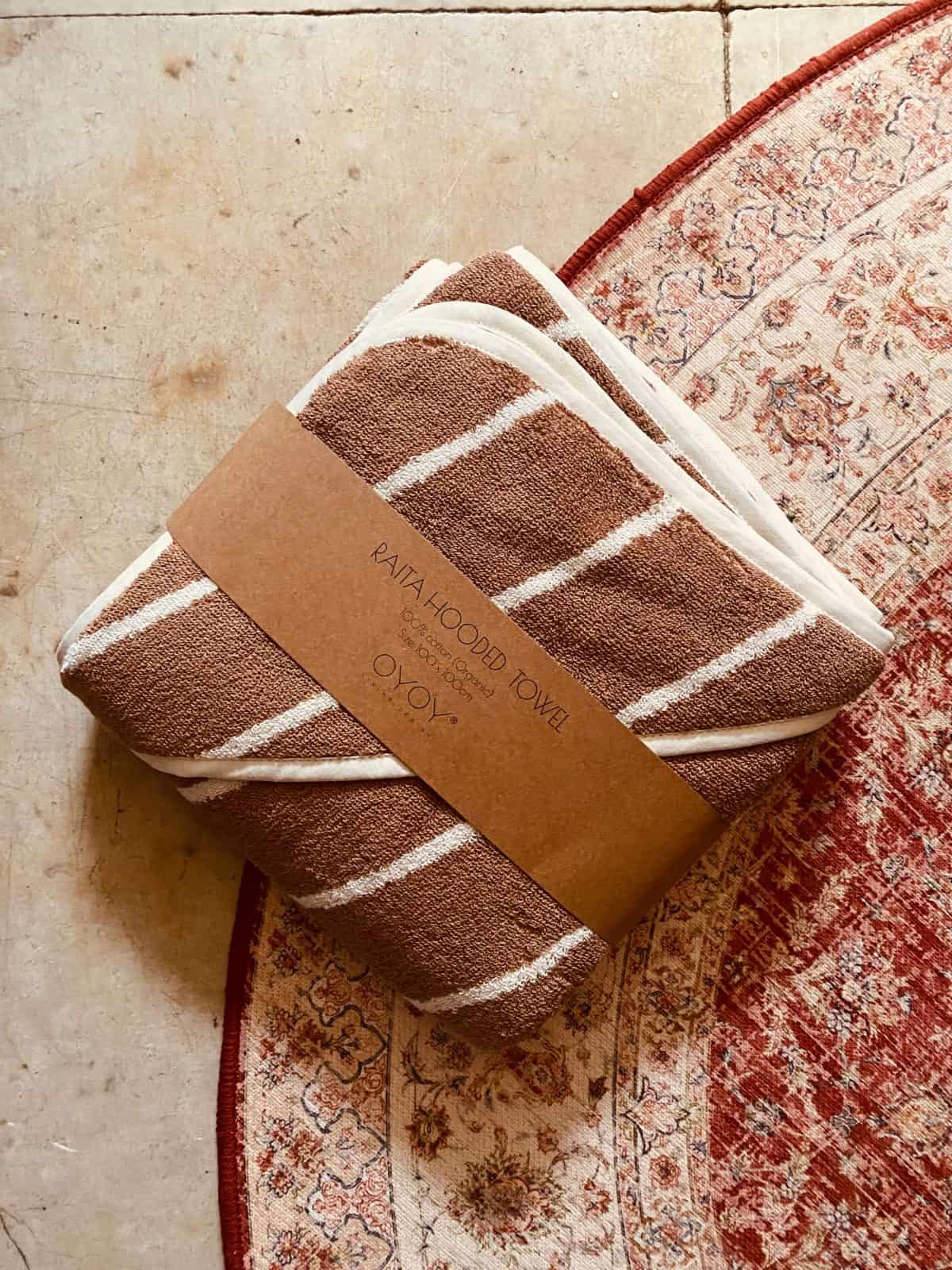 lilbobs.nl-badcape-caramel-baby-peuter-badtijd