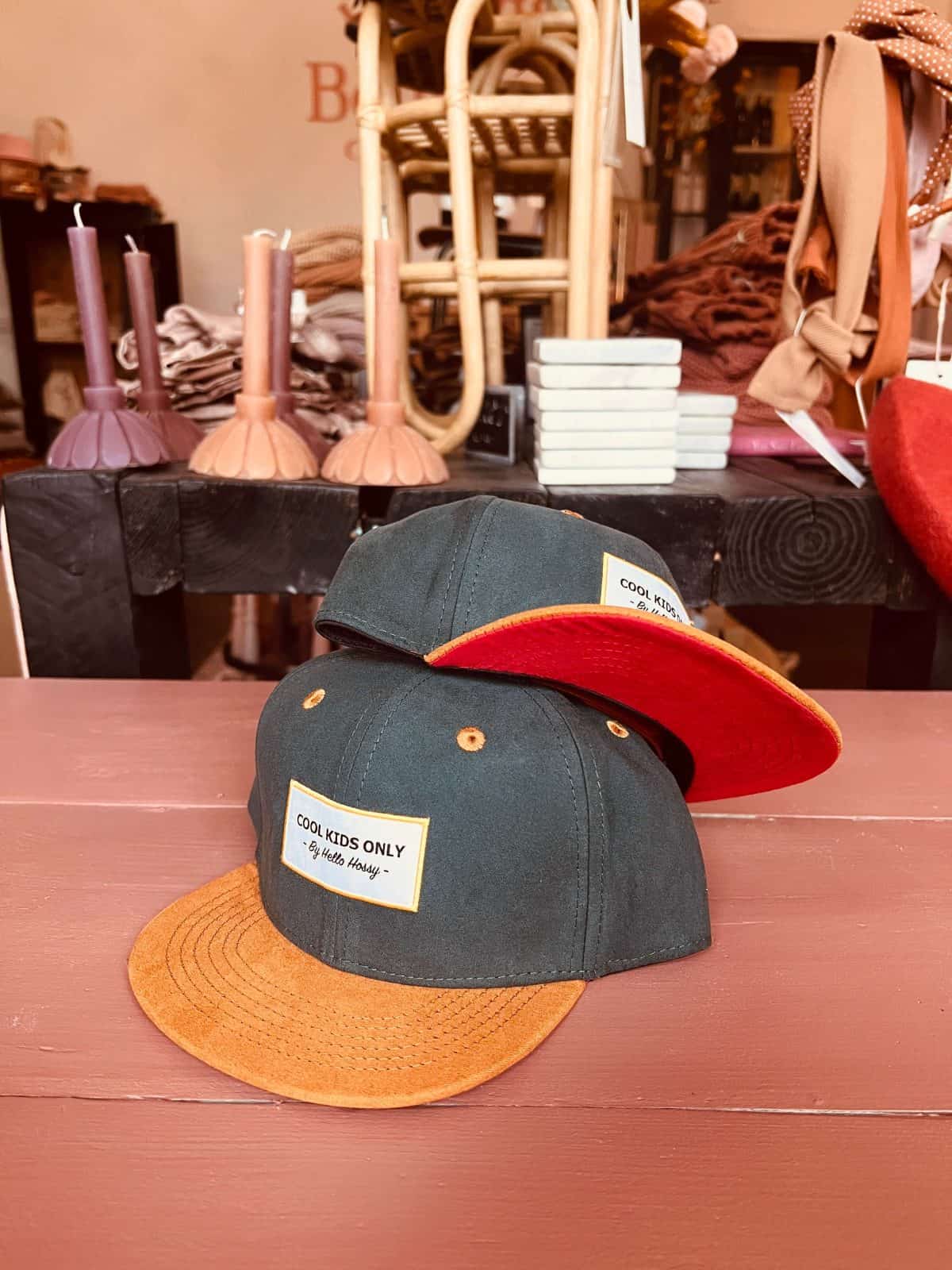 lilbobs.nl-donergroene-pet-suede-jongens-meisjes-hello-hossy