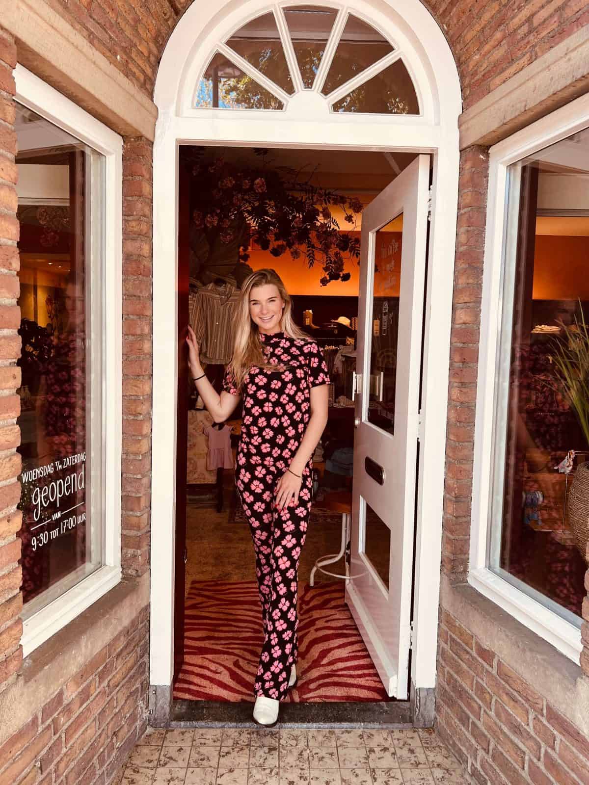 lilbobs.nl-flared-zwarte-broek-wijde-pijpen-roze-bloemen
